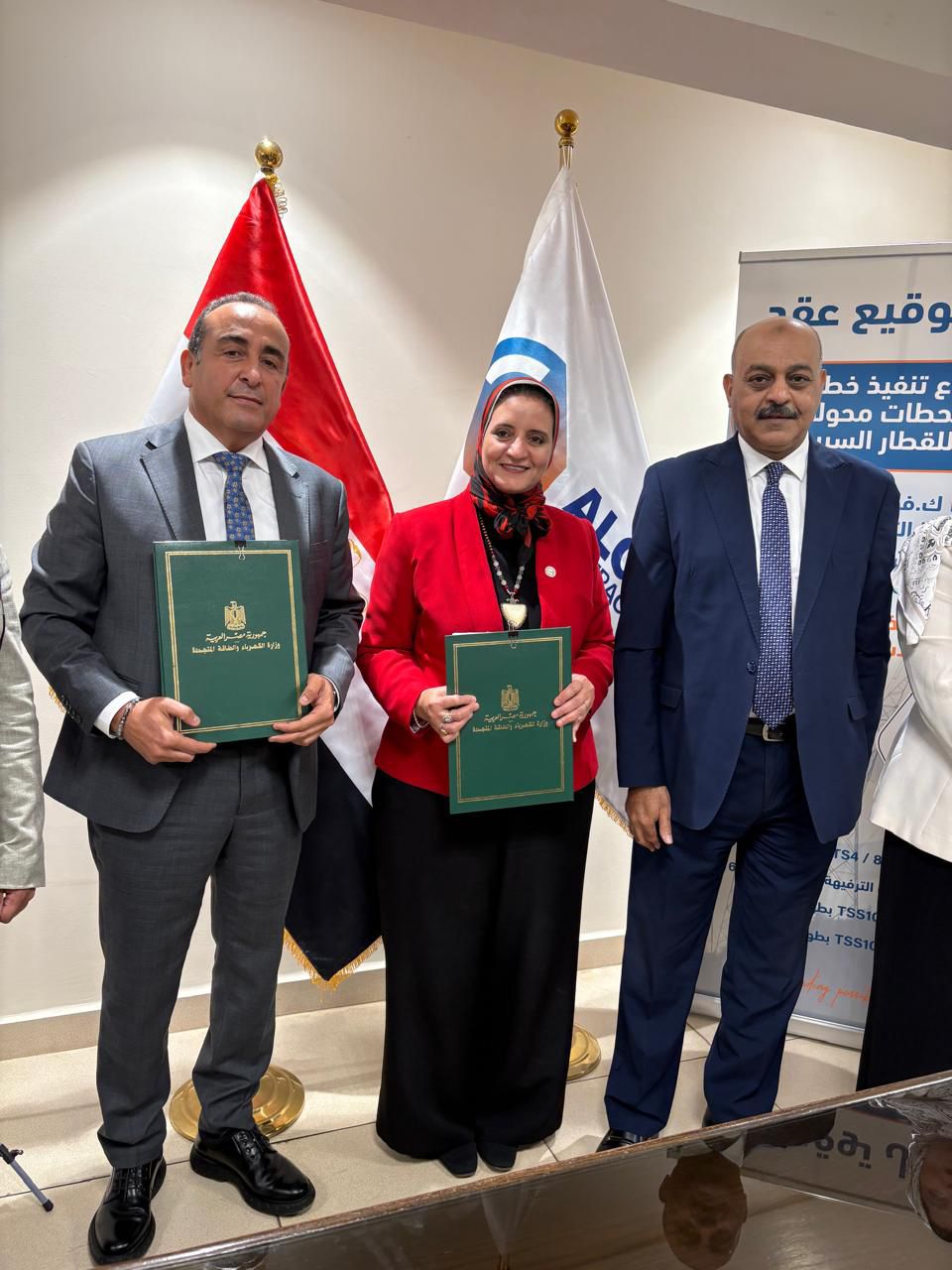 المصرية لنقل الكهرباء توقع عقدًا مع شركة الجمال للمقاولات